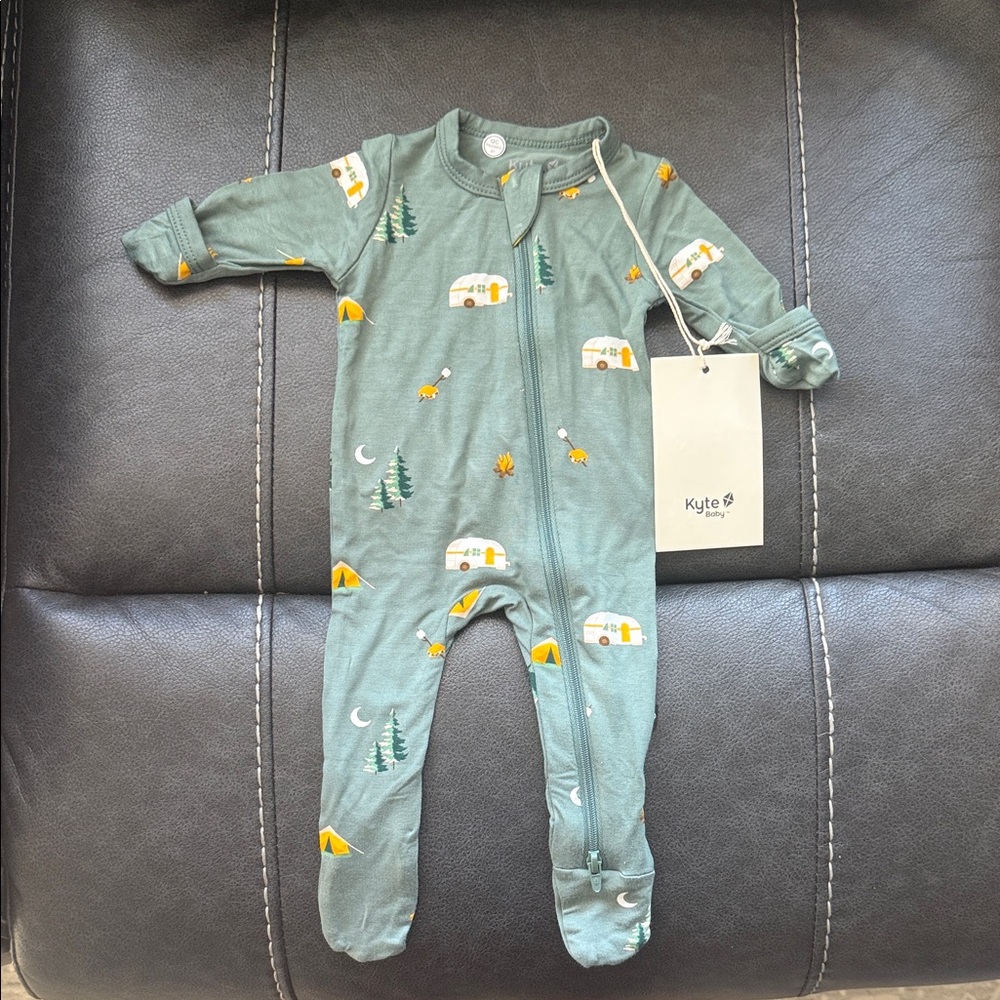 Kyte BABY Forest Green Footie with Camper Print. NWT. Size Premie.